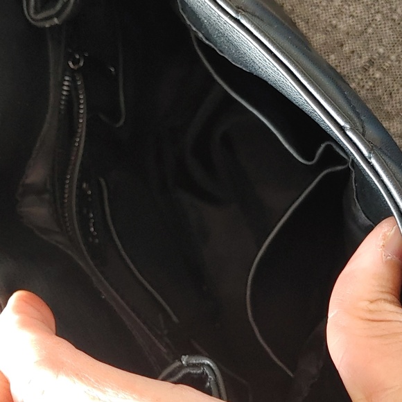 Elegant Black Quilted Shoulder Bag - Picture 6 of 10